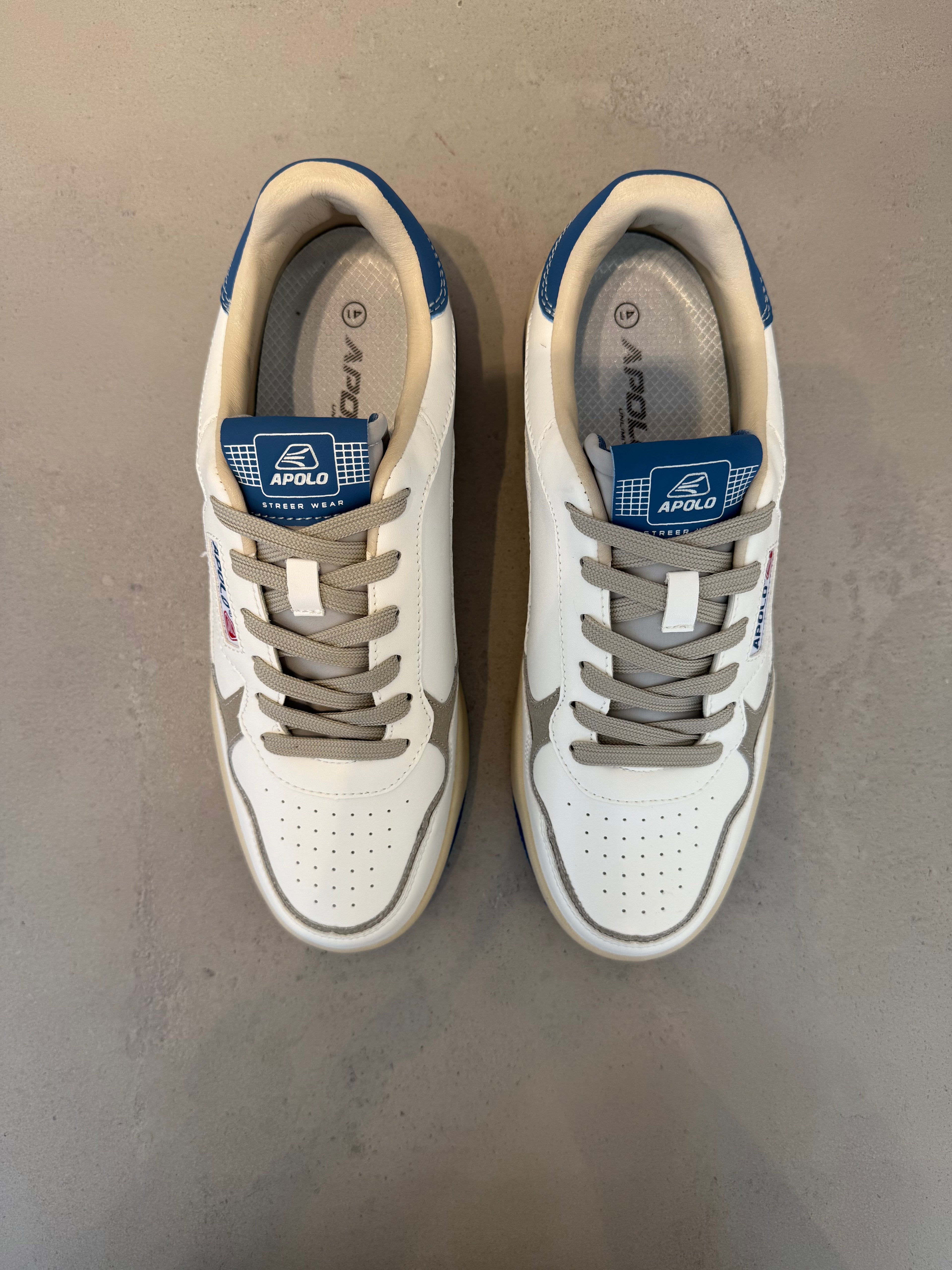 Zapato de Tacón Bicolor Blanco y Beige con Acabado Brillante y Silueta Sofisticada – Tacón Cómodo – 14640