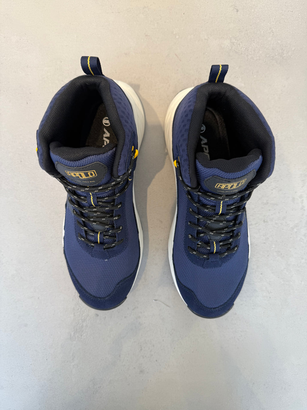 Zapato urbano para hombre en azul intenso con acabado brillante y cierre práctico - 14639