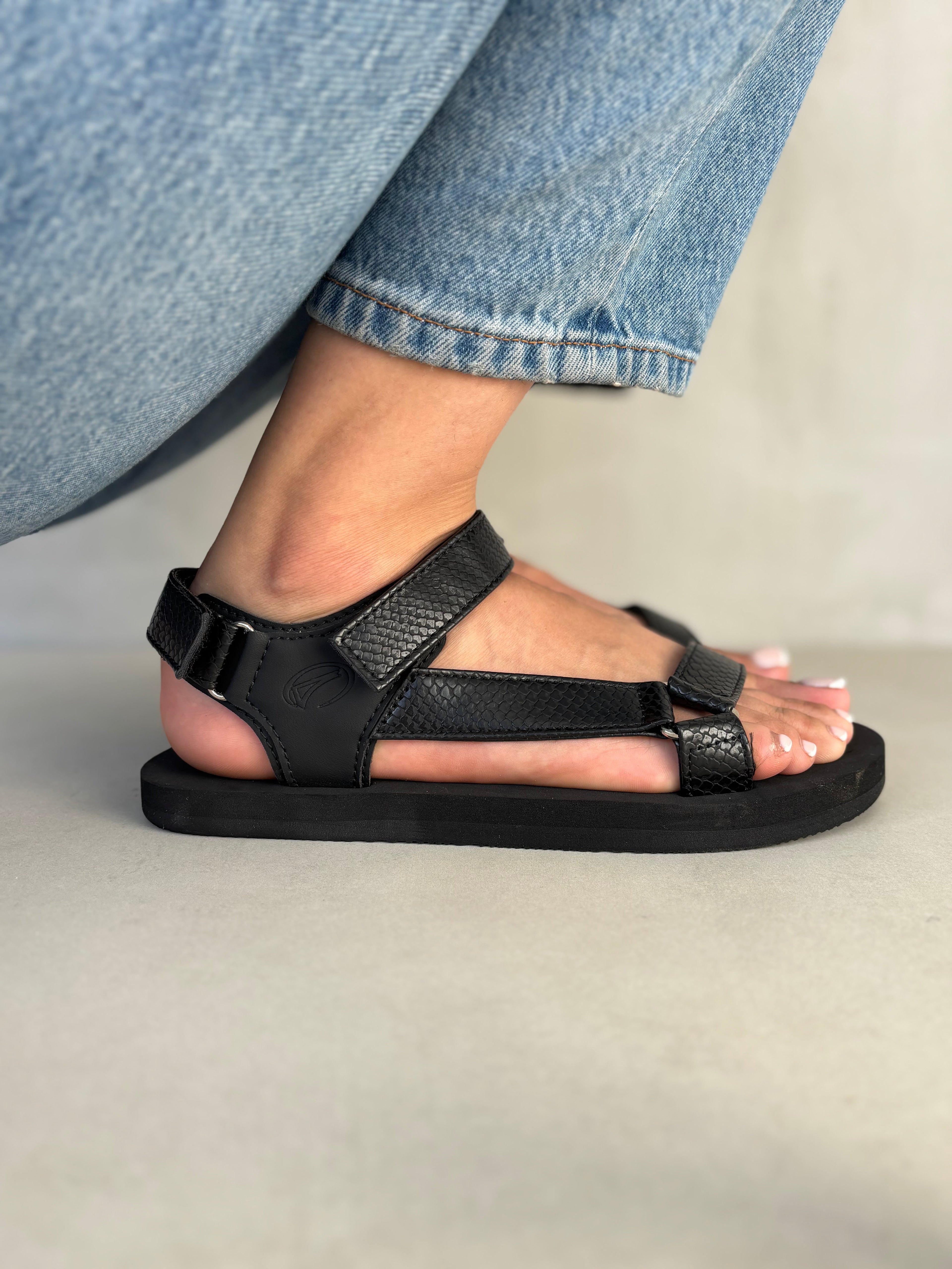 Sandalias Negras Con Correas Ajustables 14379 Con Plantilla Acolchada Y Suela Ultraligera