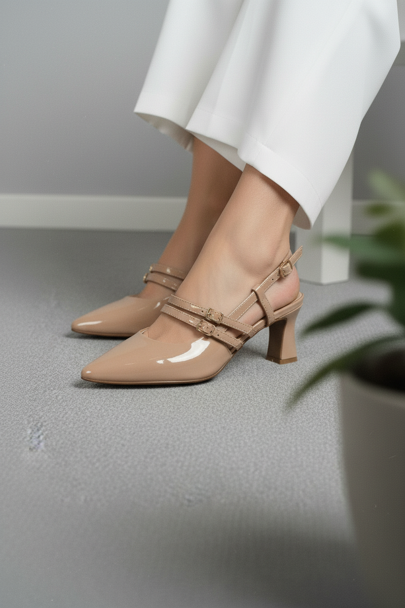 Sandalias Beige De Tacón Medio Con Tiras Cruzadas En Charol Brillante Estilo Elegante – 14579