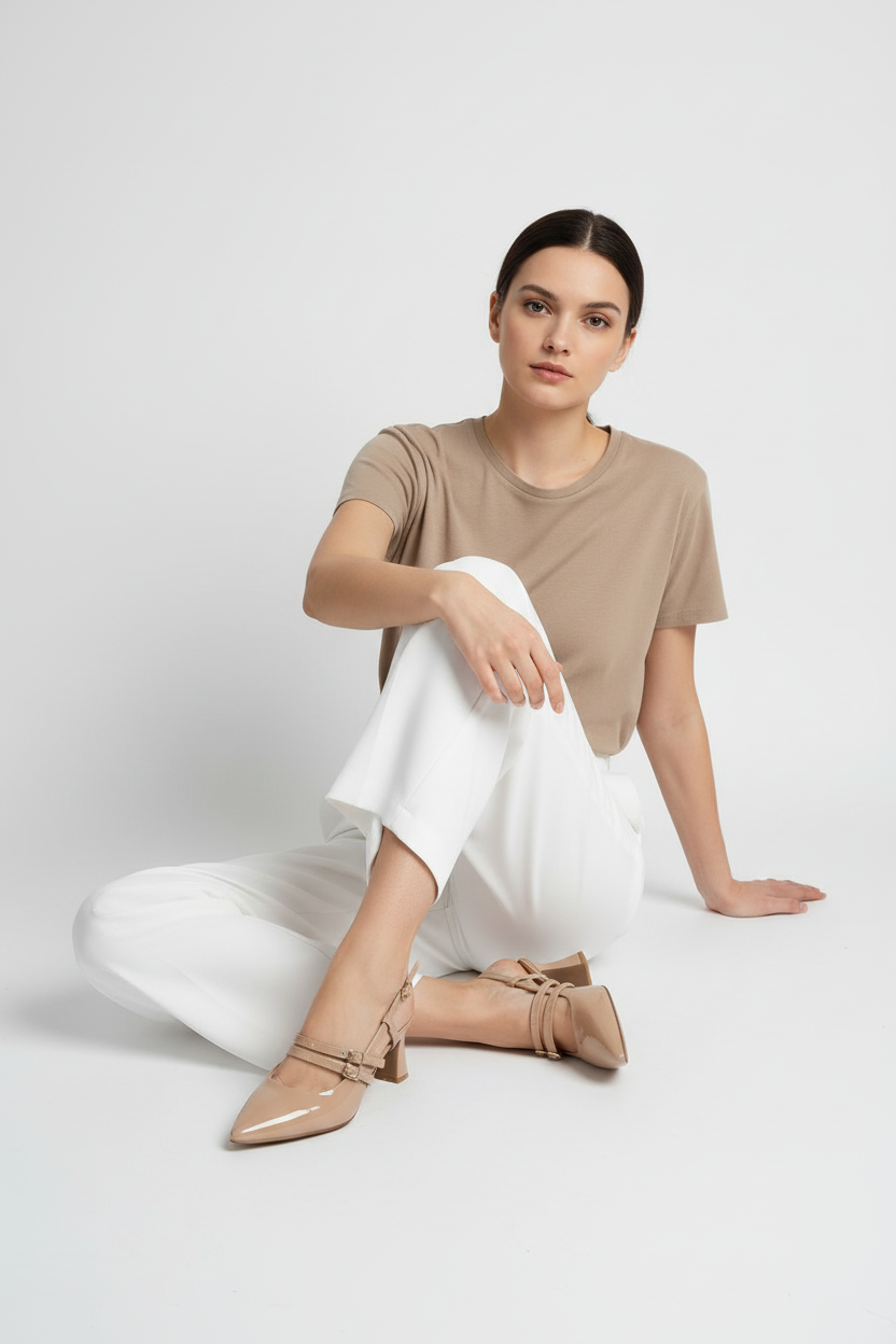 Sandalias Beige De Tacón Medio Con Tiras Cruzadas En Charol Brillante Estilo Elegante – 14579