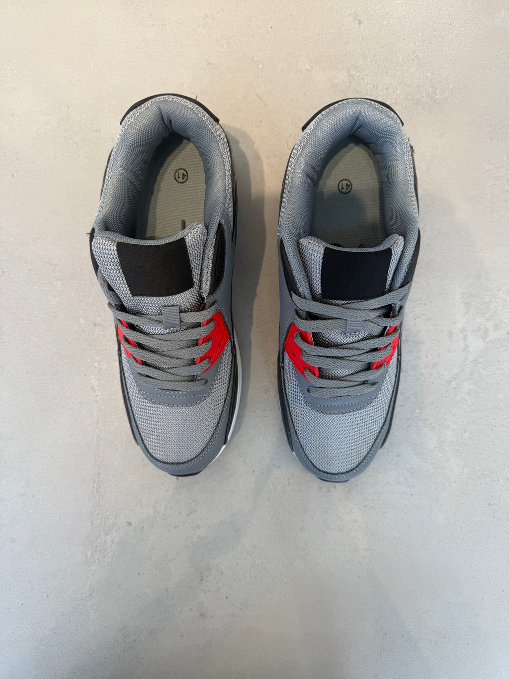 Tenis Para Hombre Gris Con Toques Rojos + Cierre De Cordones + Suela Plana Y Flexible + Tejido Transpirable + 14125