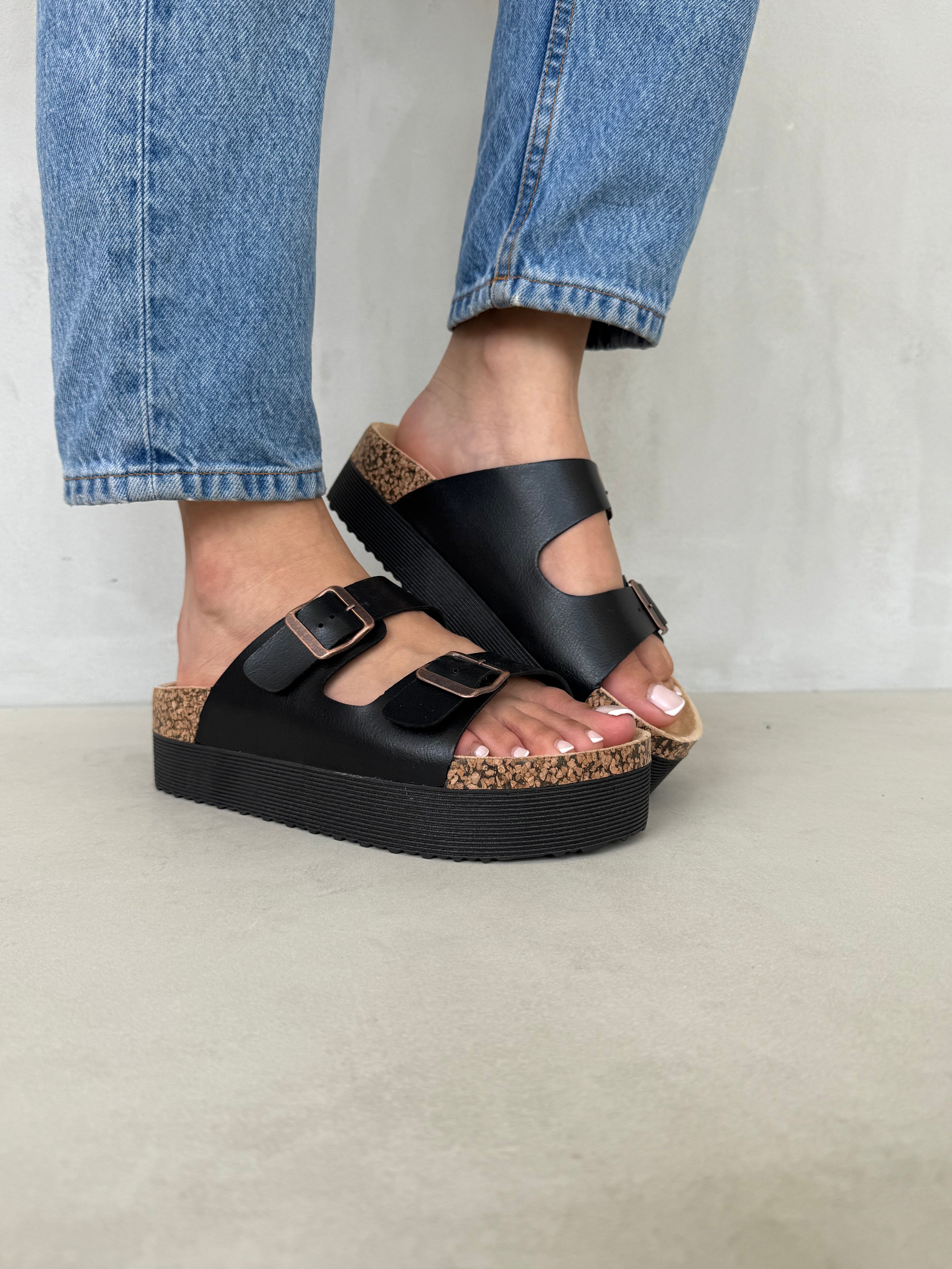 Sandalia Negra Con Plataforma Y Doble Hebilla Metálica En Dos Correas Y Suela De Corcho – 14281