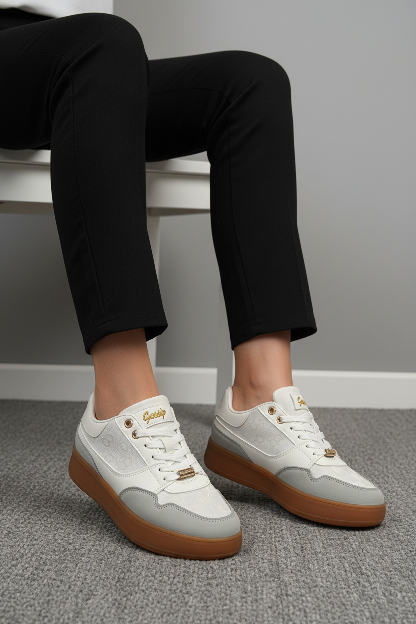 Tenis Casual En Gamuza Con Texturas Y Paneles Estampados Monograma Y Detalles En Crema Estilo Urbano 13457