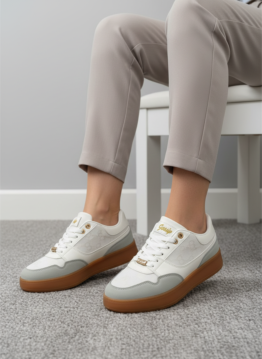 Tenis Casual En Gamuza Con Texturas Y Paneles Estampados Monograma Y Detalles En Crema Estilo Urbano 13457