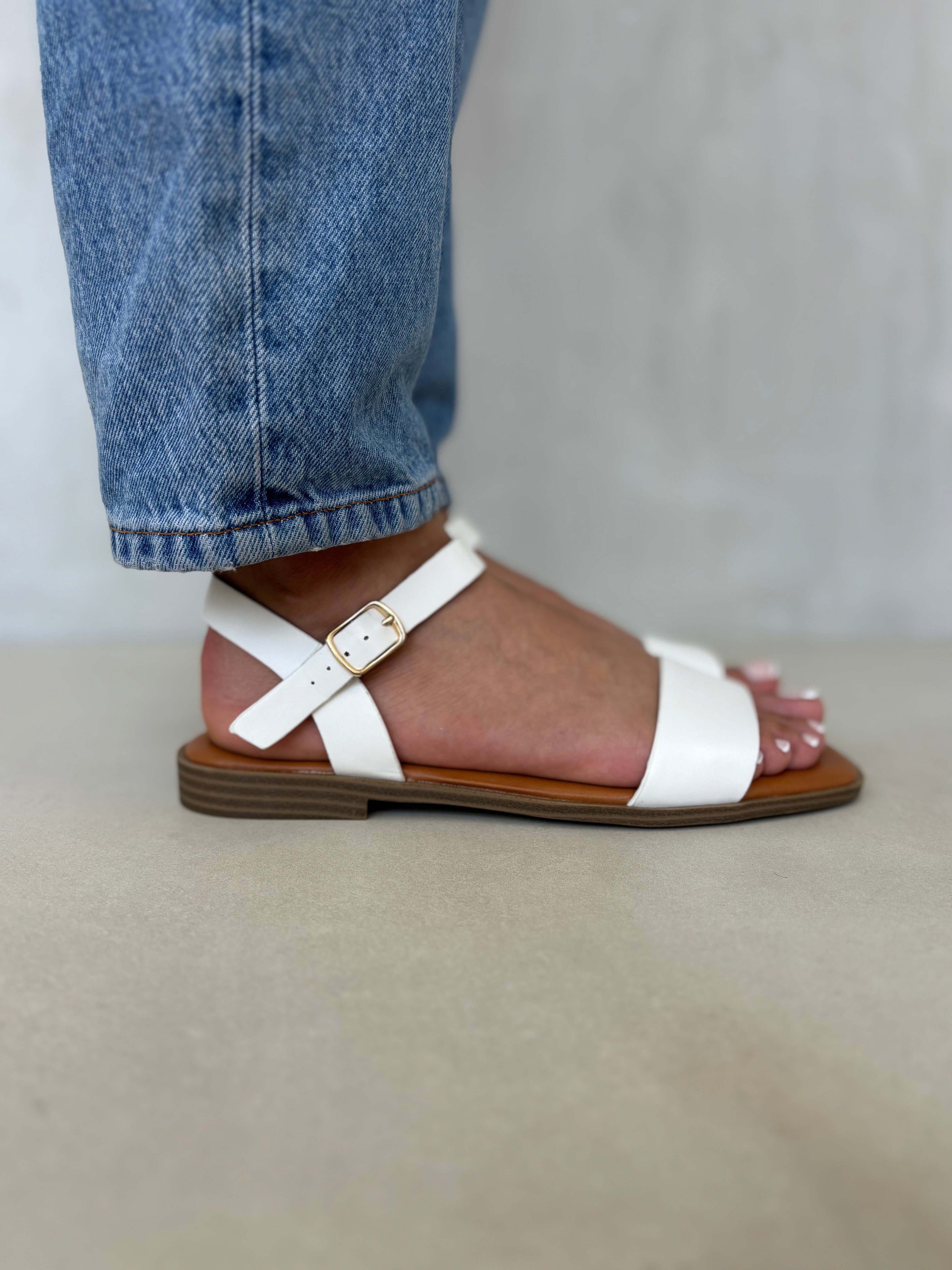 Sandalias Hebilla Dorada Natural 14412 Con Diseño Minimalista Y Suela Baja Para Comodidad Todo El Día