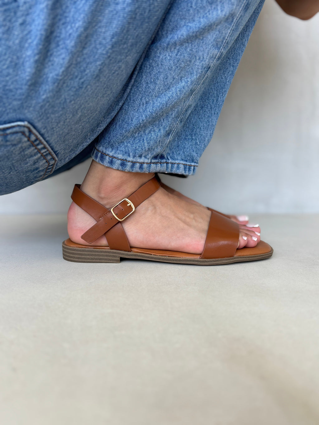 Sandalias Camel 14411 Con Hebilla Dorada Y Suela Baja De Estilo Clásico Confort Todo El Día Revisar