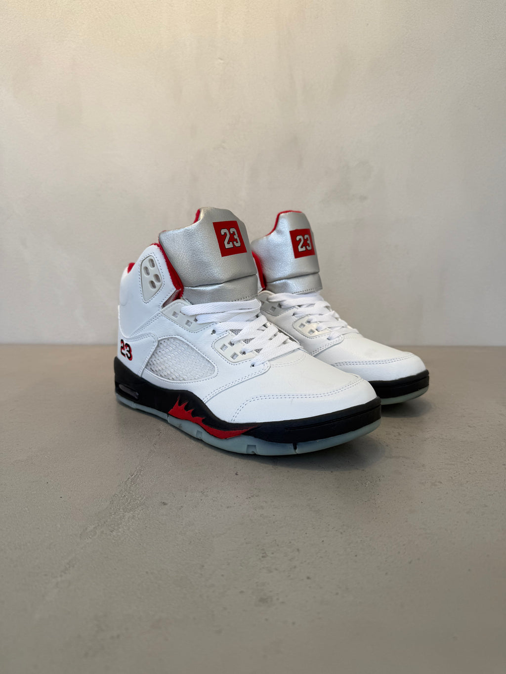 Tenis hombre blanco con detalles en rojo, cierre con cordones, entresuela acolchada y suela de goma 14137