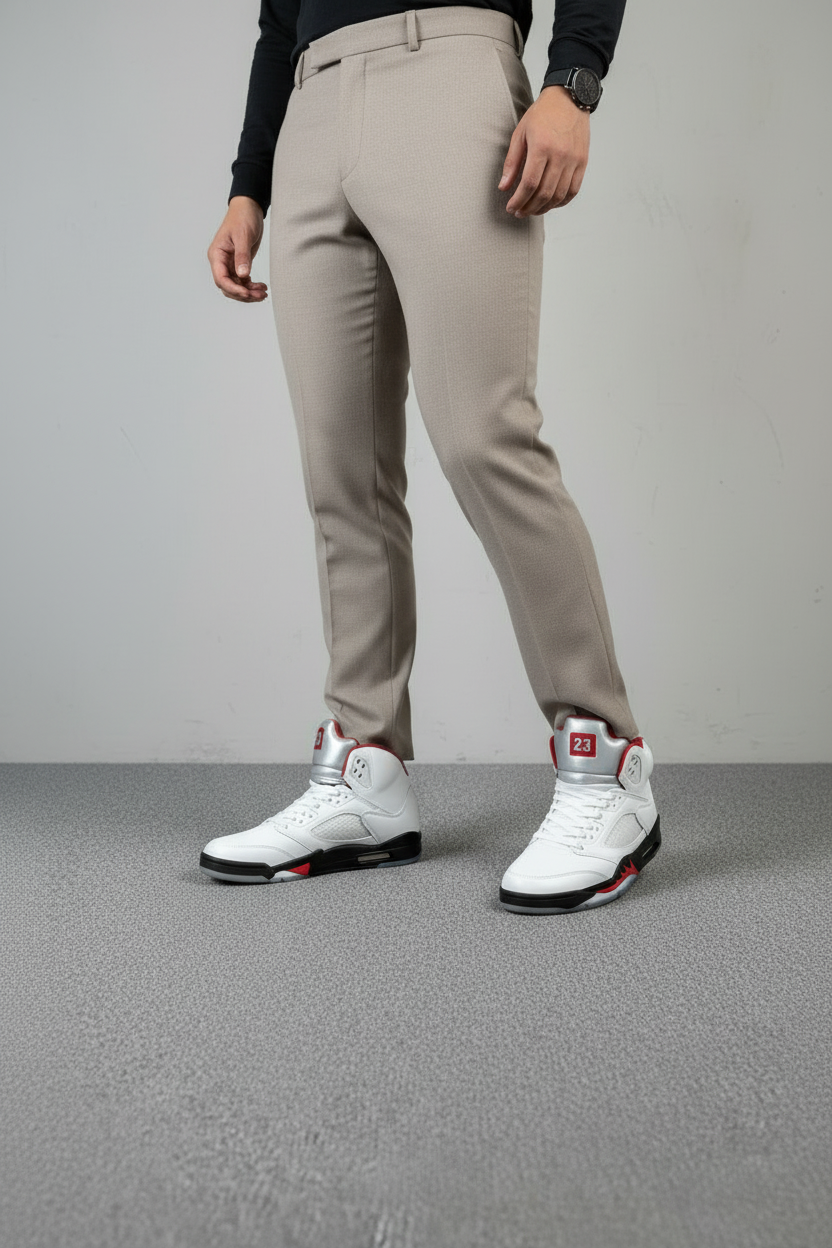 Tenis hombre blanco con detalles en rojo, cierre con cordones, entresuela acolchada y suela de goma 14137