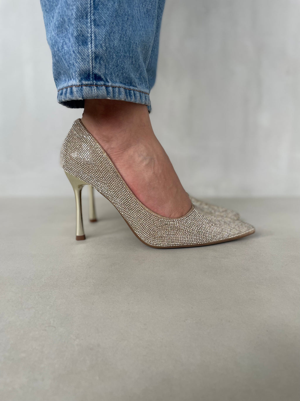 Zapatos de Tacón Dorados con Brillo Fino y Punta Fina + Estilo Sofisticado y Elegante + 14259