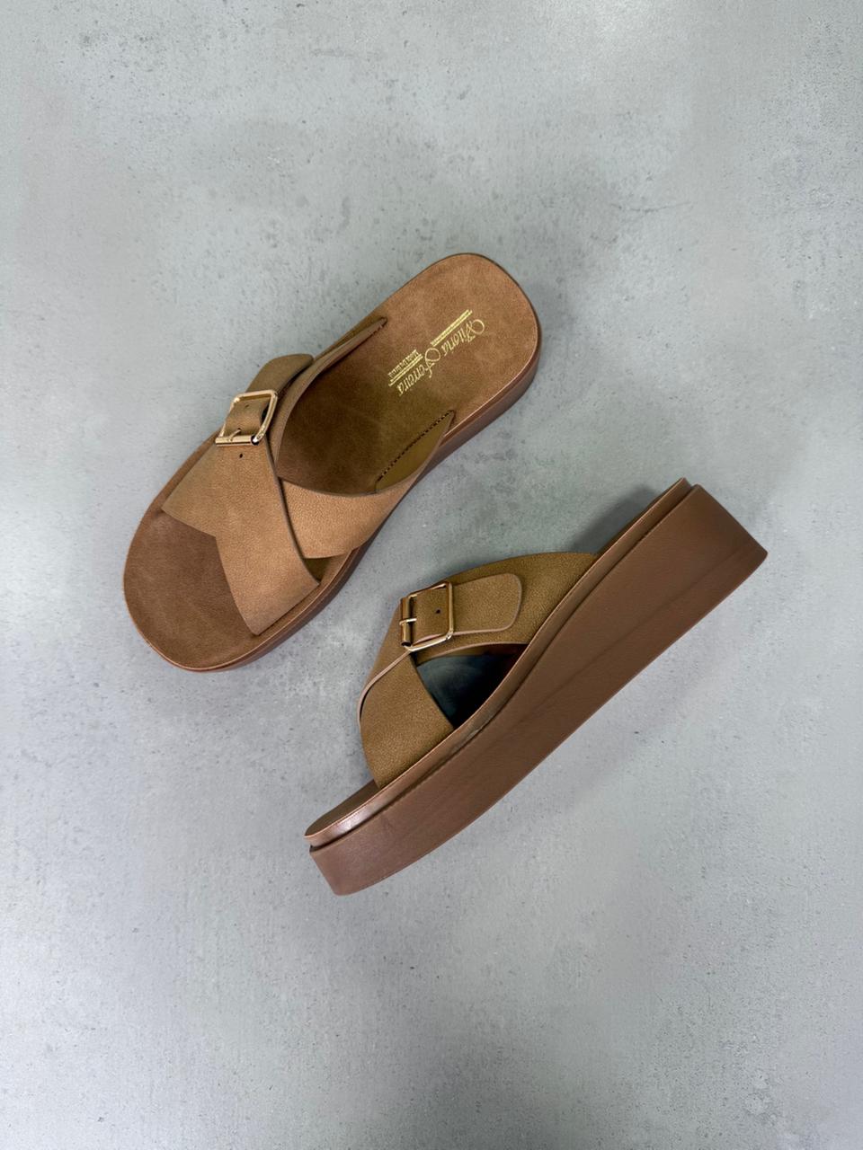 Sandalias Plataforma Confort Urbano 14089 Con Tiras Cruzadas Y Hebilla Metálica