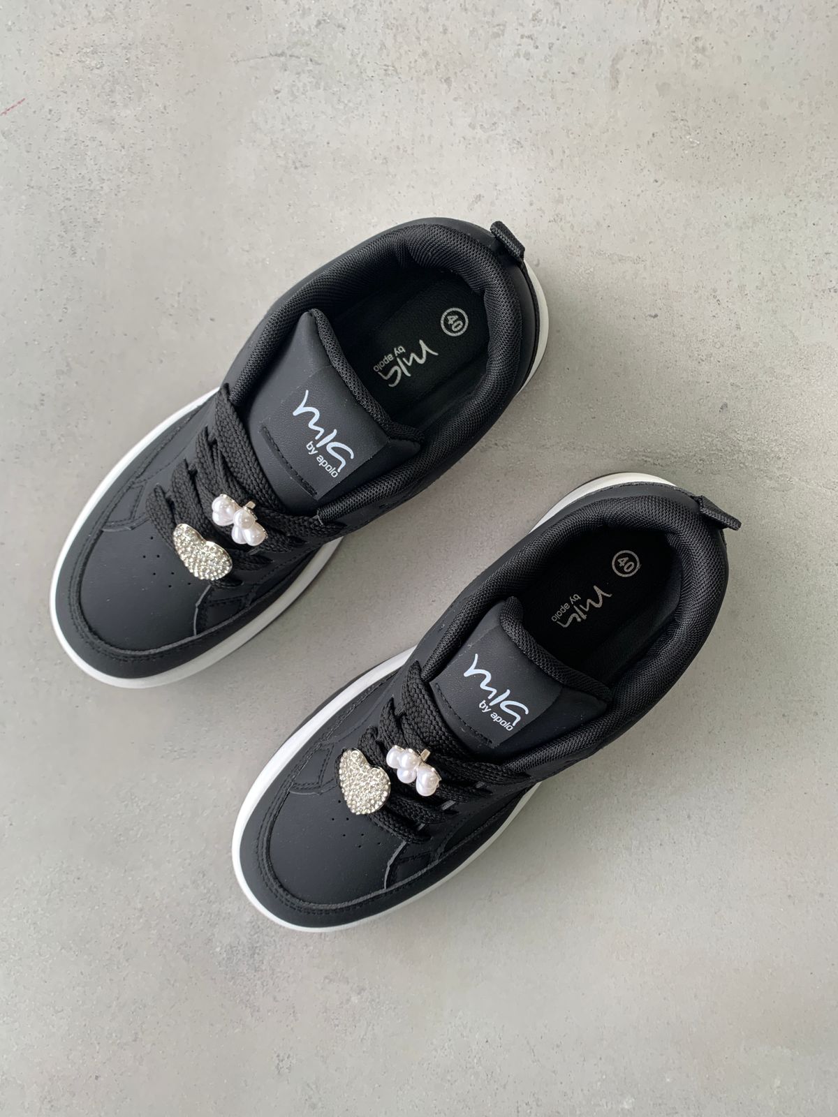 Tenis de mujer en negro con suela blanca y detalles metálicos en empeine - estilo urbano moderno - 14138