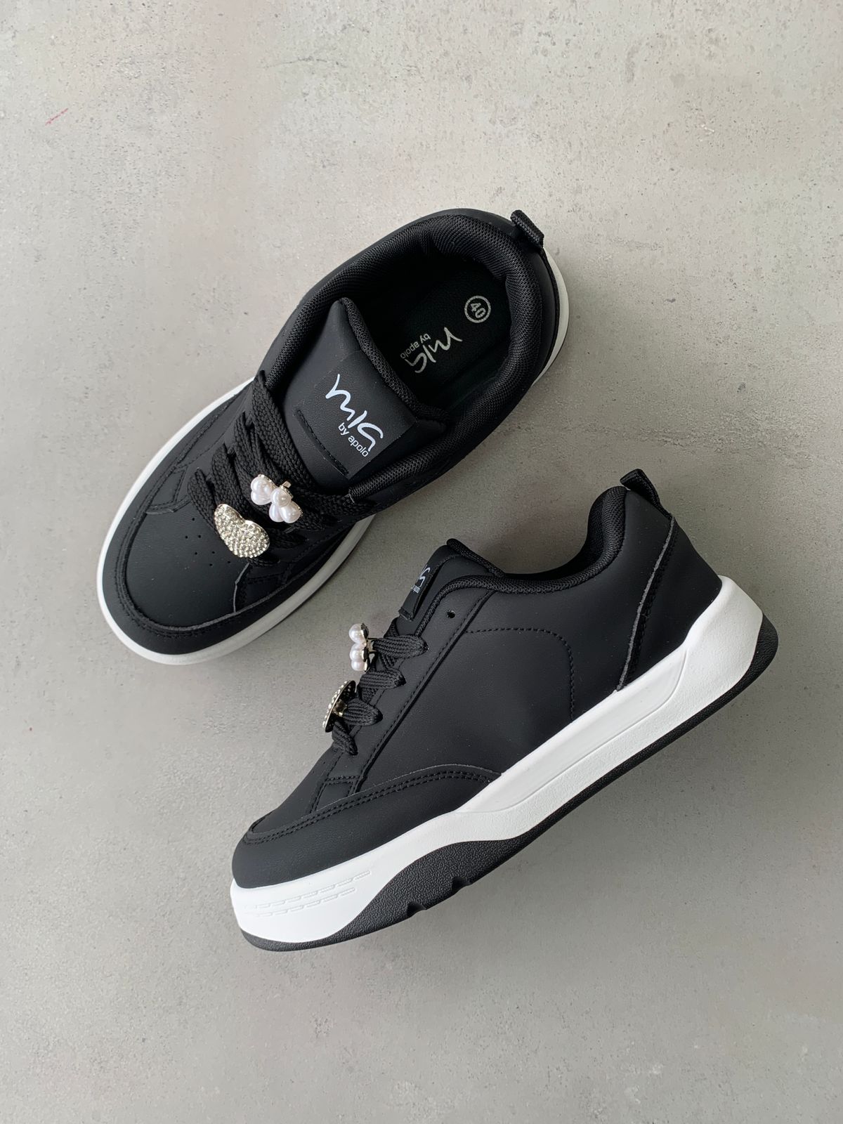 Tenis de mujer en negro con suela blanca y detalles metálicos en empeine - estilo urbano moderno - 14138