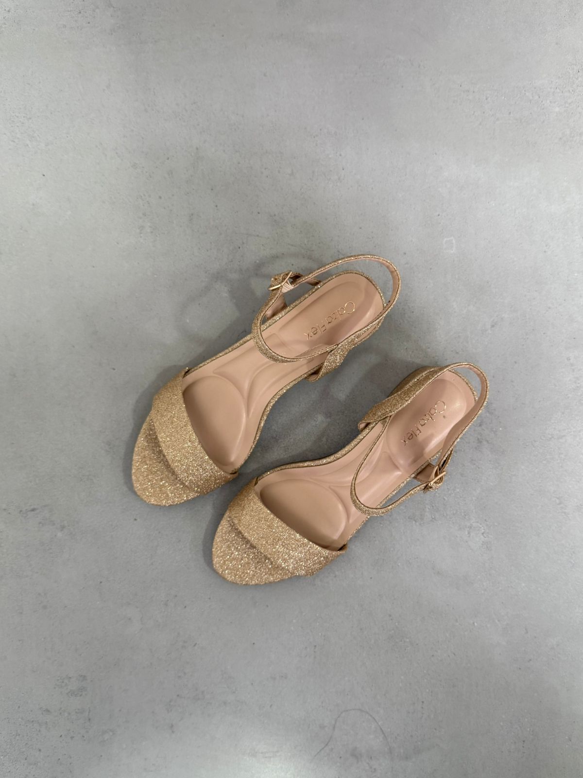 Sandalias Aurora Glitter 14247 Con Pulsera Ajustable Y Tacón Bajo Lujo Brilloso