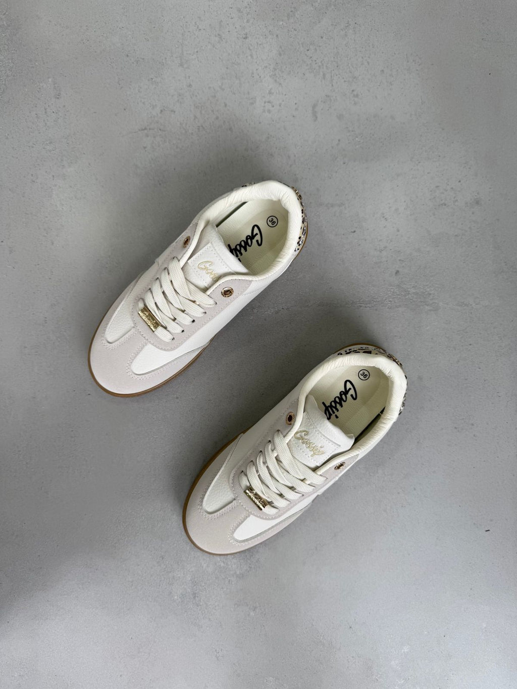 Zapatillas Para Dama Off White Con Detalle Animal Print En El Talón + Estilo Moderno + 14315