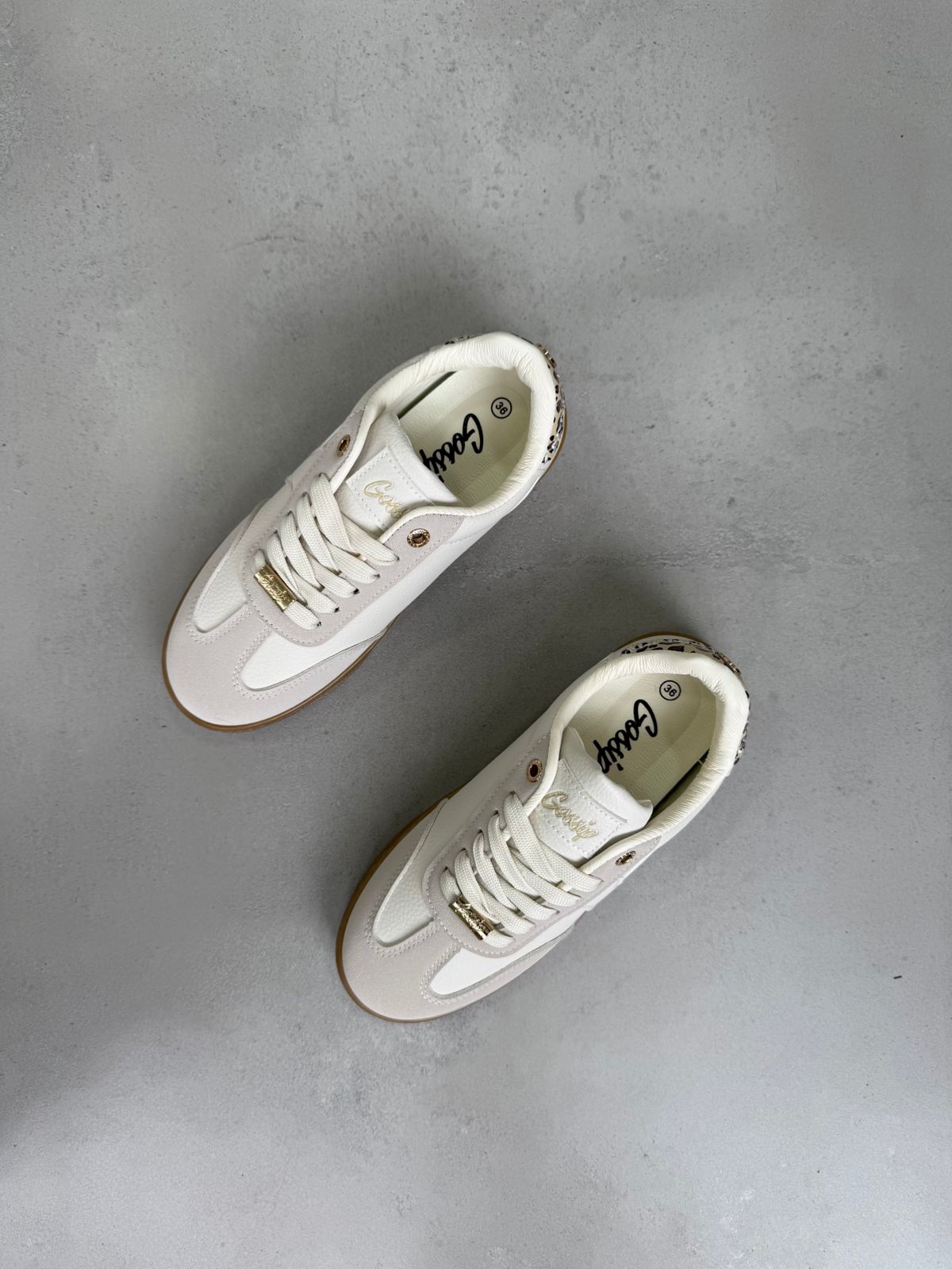 Zapatillas Para Dama Off White Con Detalle Animal Print En El Talón + Estilo Moderno + 14315