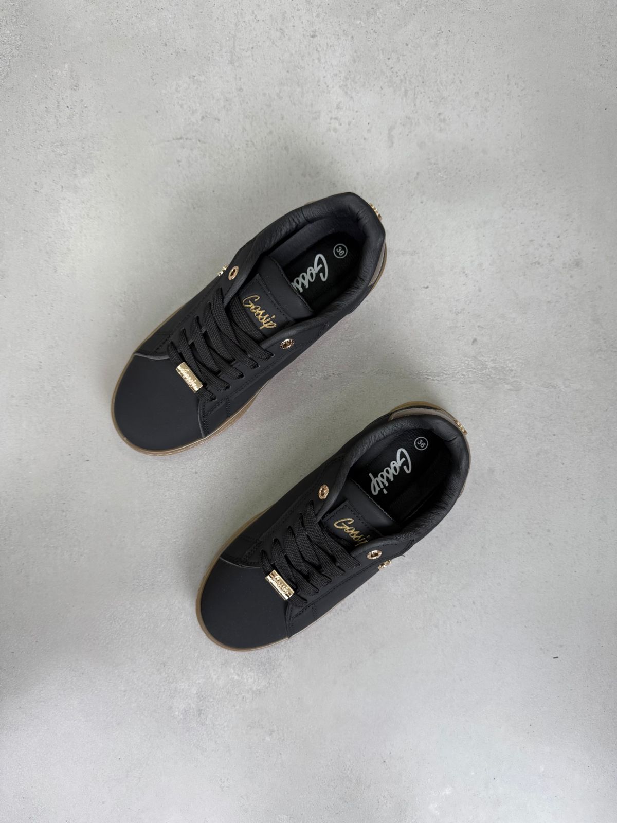 Zapatillas Negras Con Detalle Dorado 14318 Elegancia Y Comodidad Para Todo Momento