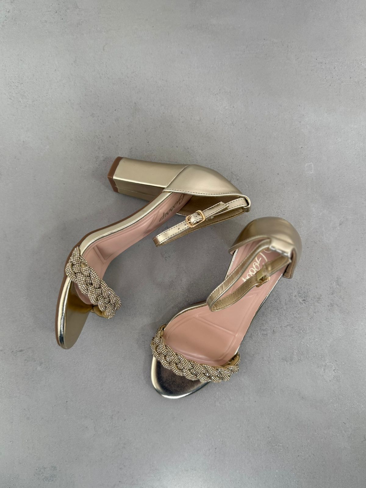 Sandalias Doradas con Tiras Trenzadas Brillantes, Pedrería y Tacón Alto Glamour Dorado - 14327