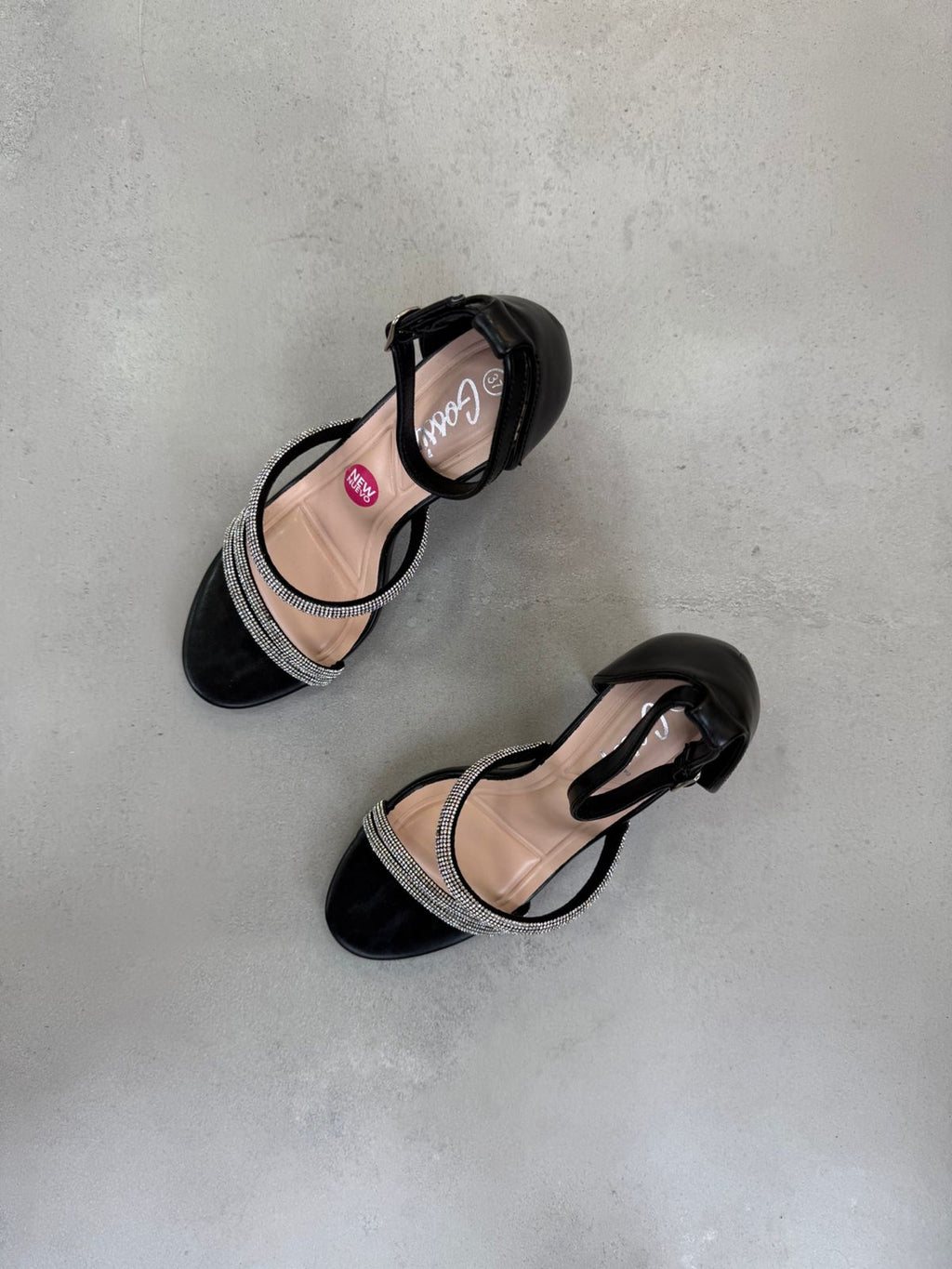 Sandalias Tiras Brillantes 14330 Tacón Cuadrado Y Tirantes Brillantes Con Correa Ajustable Para Soporte Y Comodidad