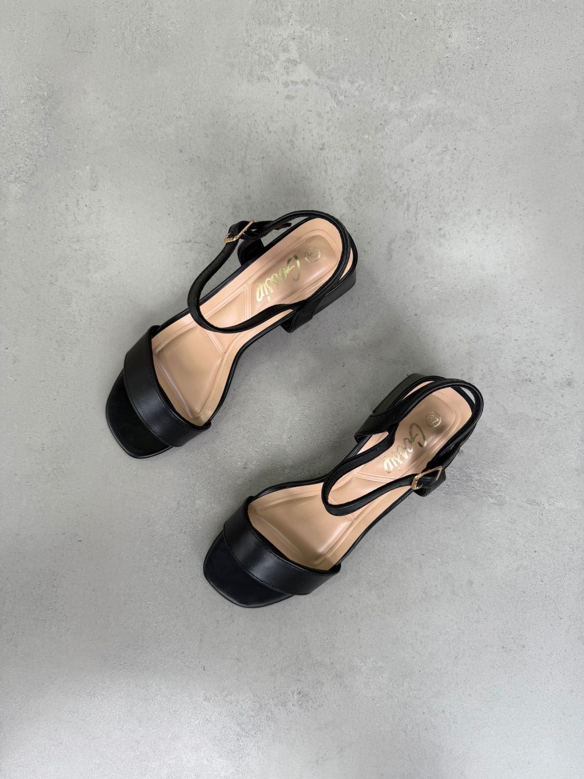 Sandalias Minimalistas 14334 Tacón Cuadrado Y Pulsera Ajustable Para Dama Elegancia Y Confort