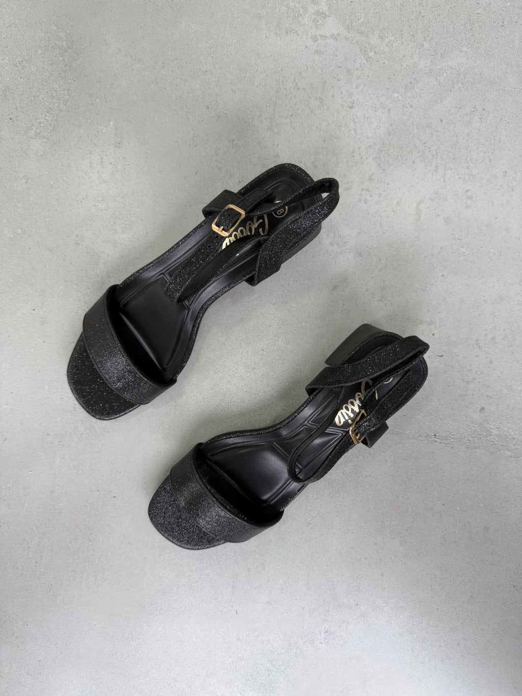 Sandalias Brillo Sutil 14335 Con Tacón Cuadrado Y Pulsera Ajustable Para Elegancia Moderna