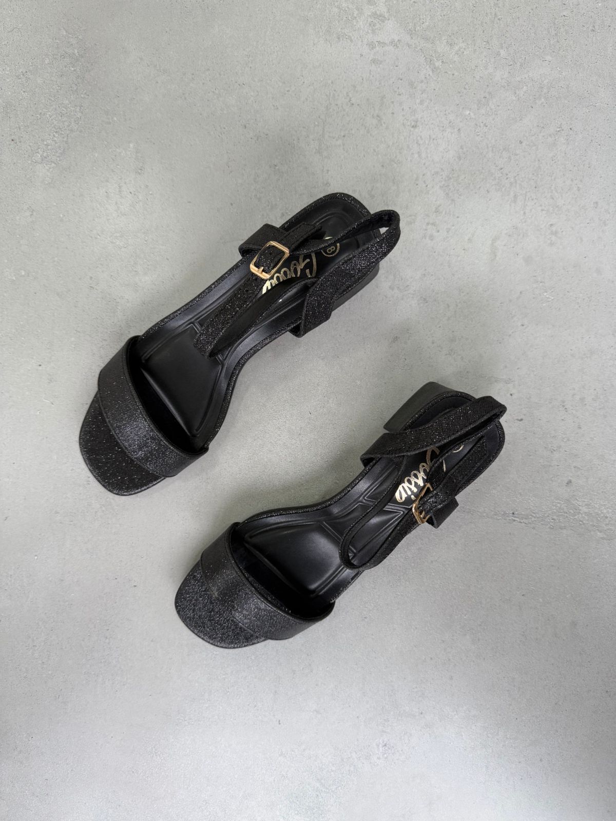 Sandalias Brillo Sutil 14335 Con Tacón Cuadrado Y Pulsera Ajustable Para Elegancia Moderna