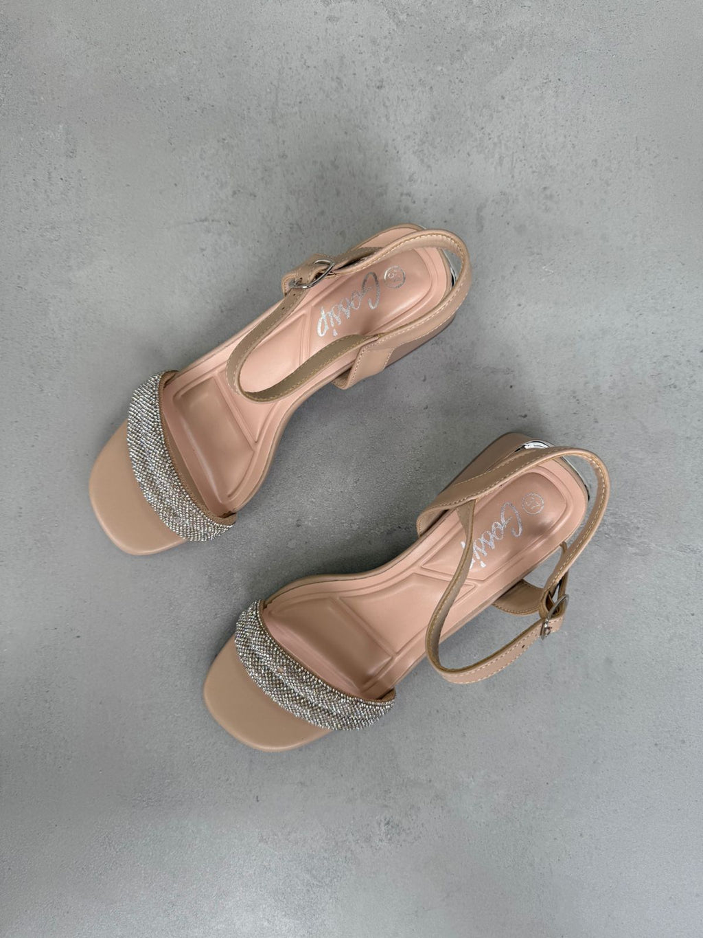 Sandalias Nova Beige 14336 Con Brillo En Tira Frontal Y Tacón Cuadrado Para Estabilidad