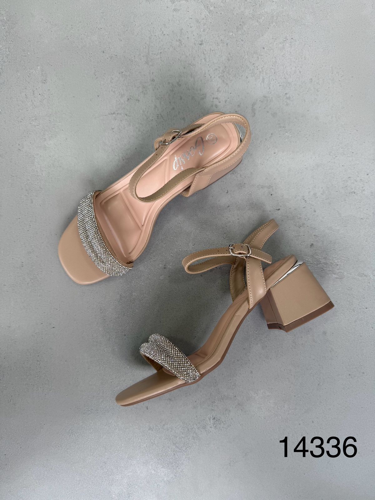 Sandalias Nova Beige 14336 Con Brillo En Tira Frontal Y Tacón Cuadrado Para Estabilidad