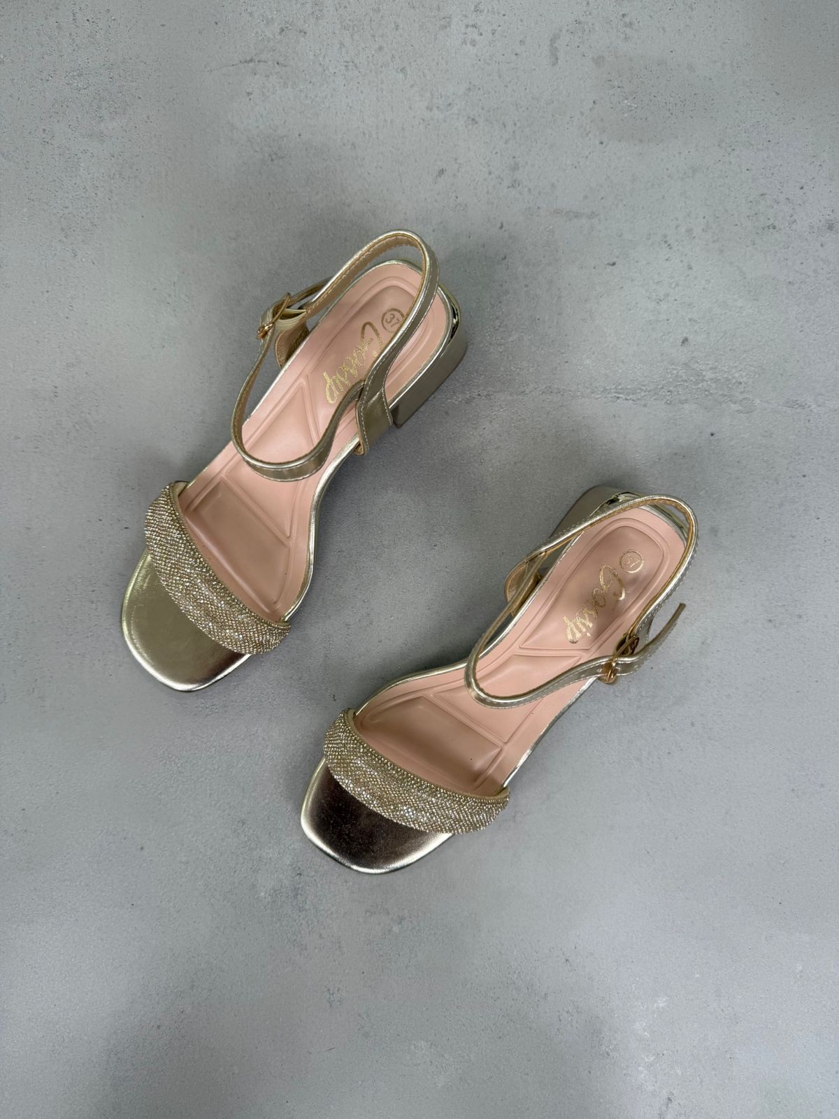 Sandalias Glam Dorado 14338 Con Pulsera Ajustable Y Detalles Brillantes Y Tacón Cuadrado