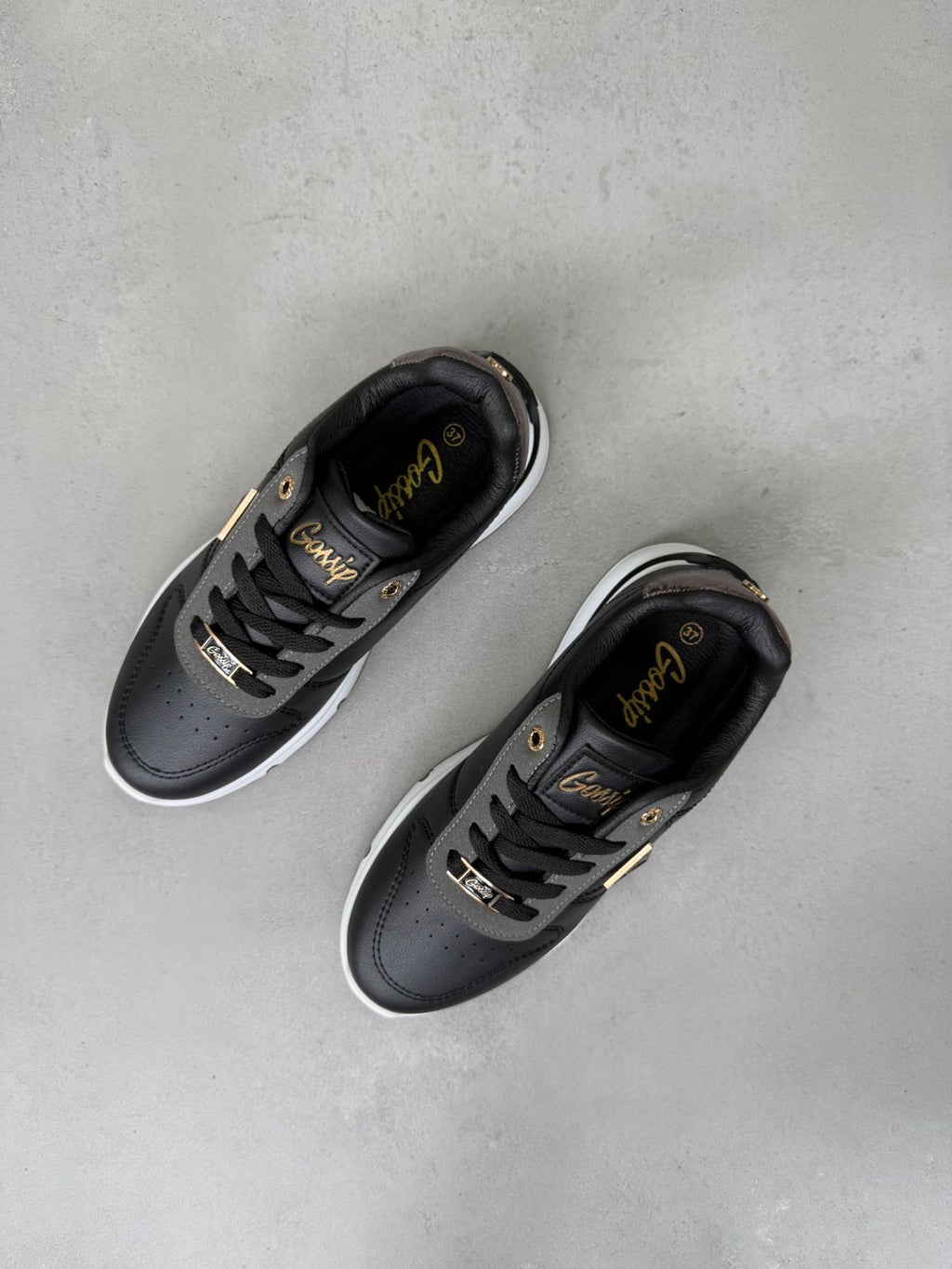 Zapatillas Dorada Urbana 14339 con Detalles Dorados y Suela Blanca de Contraste