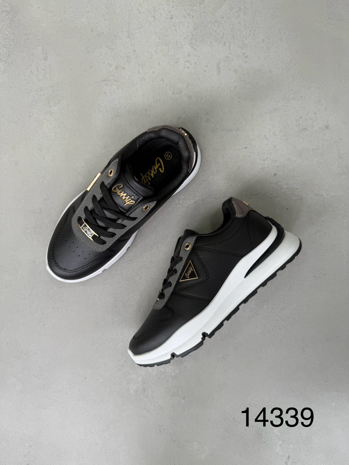 Zapatillas Dorada Urbana 14339 con Detalles Dorados y Suela Blanca de Contraste