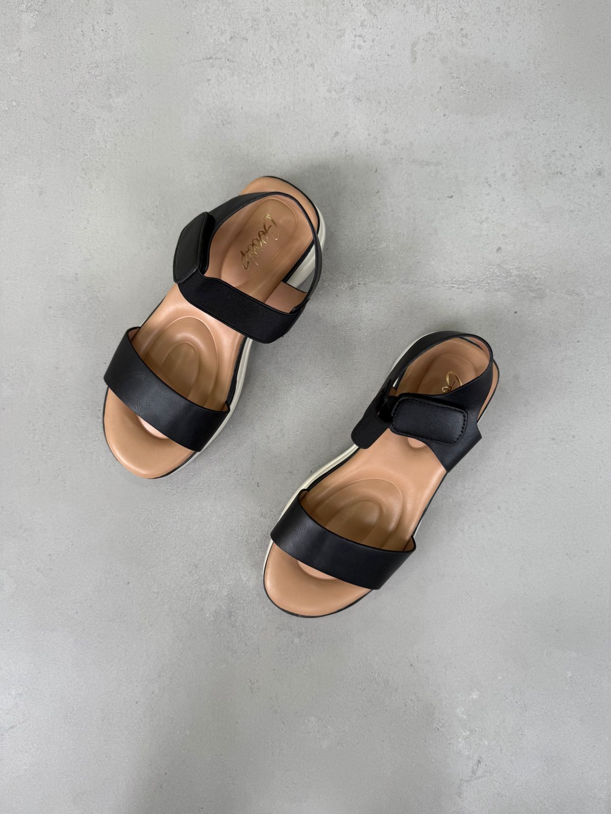 Sandalias Negras Con Plataforma Ergonómica 14359 Con Cierre De Velcro Y Soporte Cómodo En Cada Paso