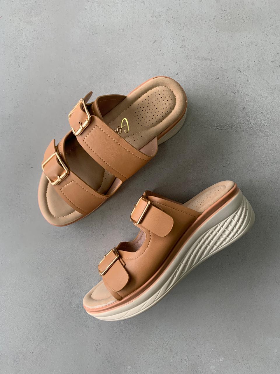 Sandalias Plataforma Camel 14366 Con Hebillas Doradas Ajustables Para Calce Personalizado Y Comodidad Superior