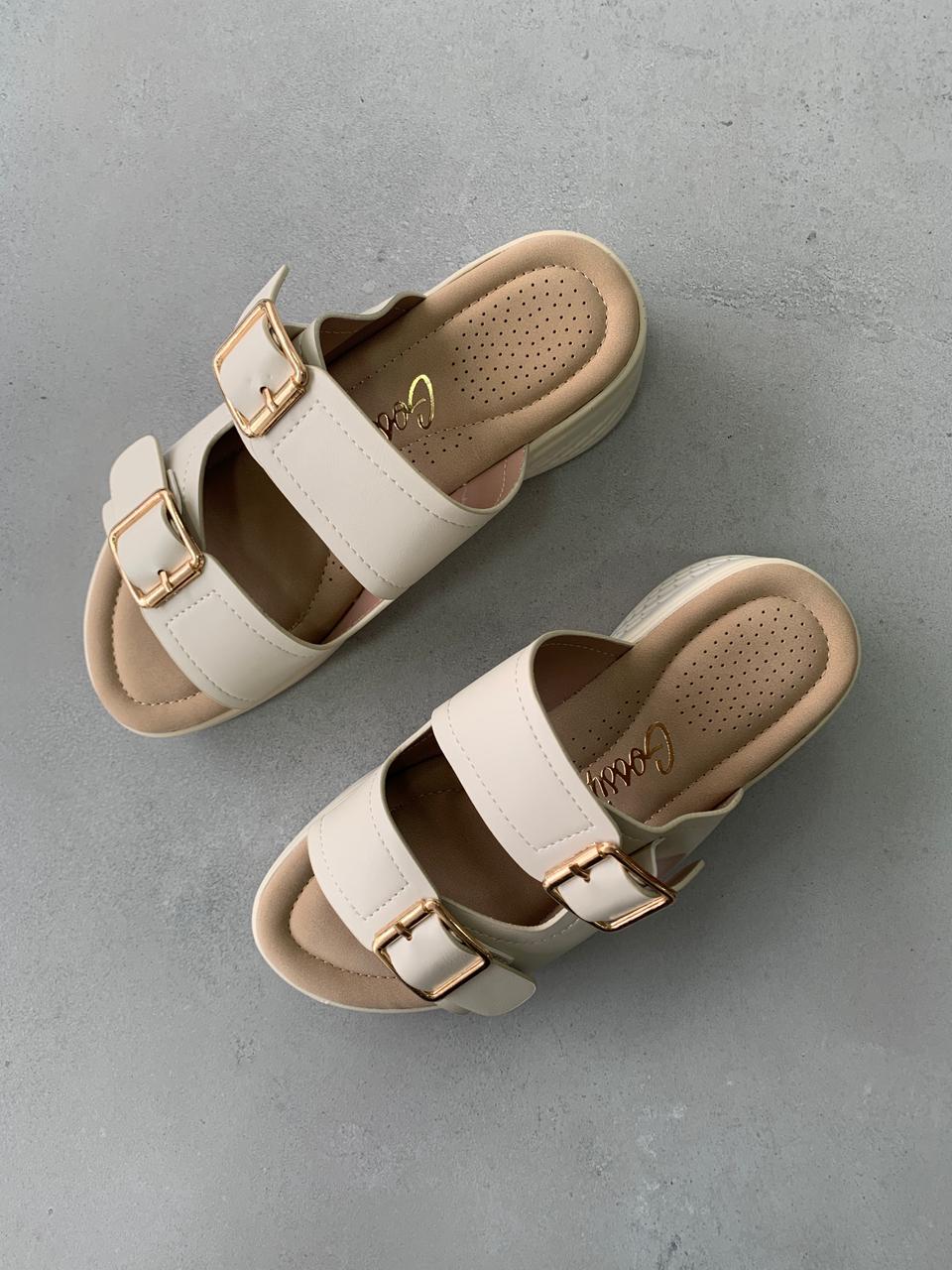 Sandalias Con Plataforma Beige 14367 Elegancia Y Comodidad En Cada Paso Con Dos Tiras Anchas Y Hebillas Doradas