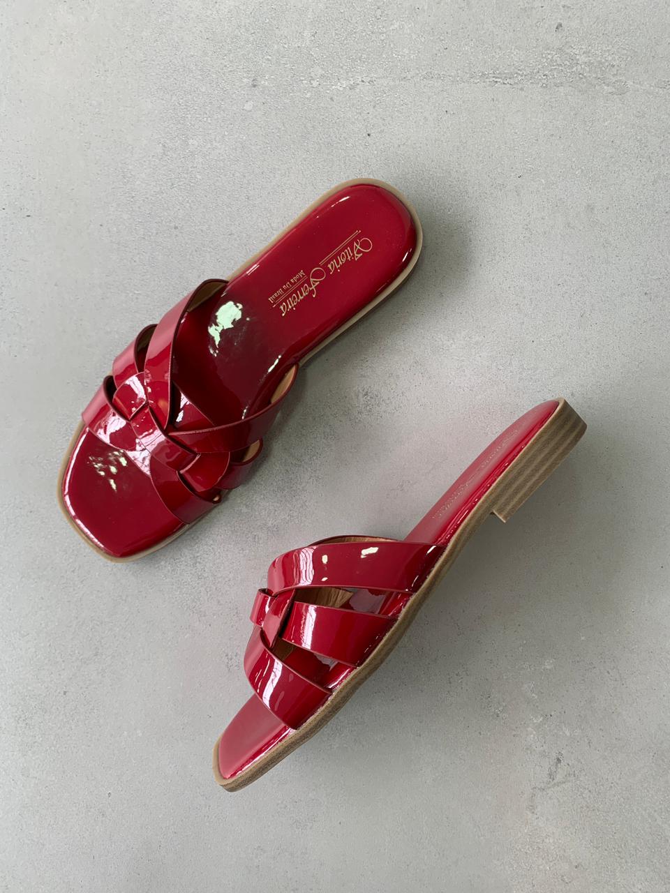 Sandalias Entrelazadas Burdeos 14409 Suela Plana Para Comodidad Y Estilo Sofisticado