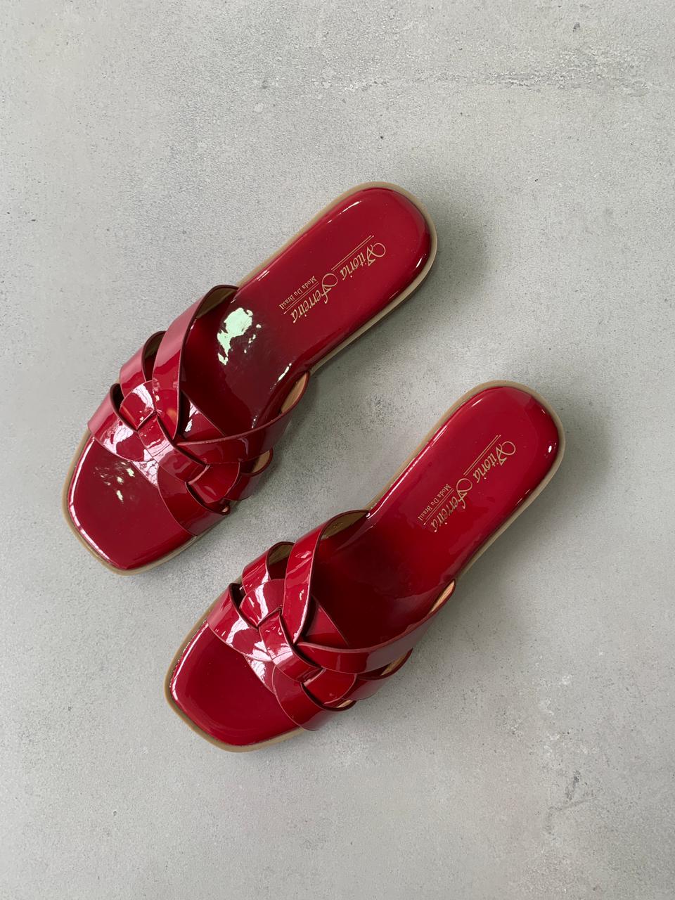 Sandalias Entrelazadas Burdeos 14409 Suela Plana Para Comodidad Y Estilo Sofisticado