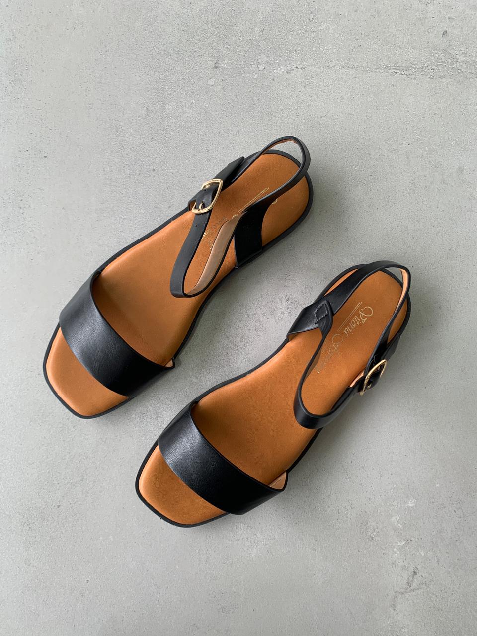 Sandalias Negras Con Hebilla Dorada 14410 Con Suela Baja Y Estilo Atemporal Para Uso Diario