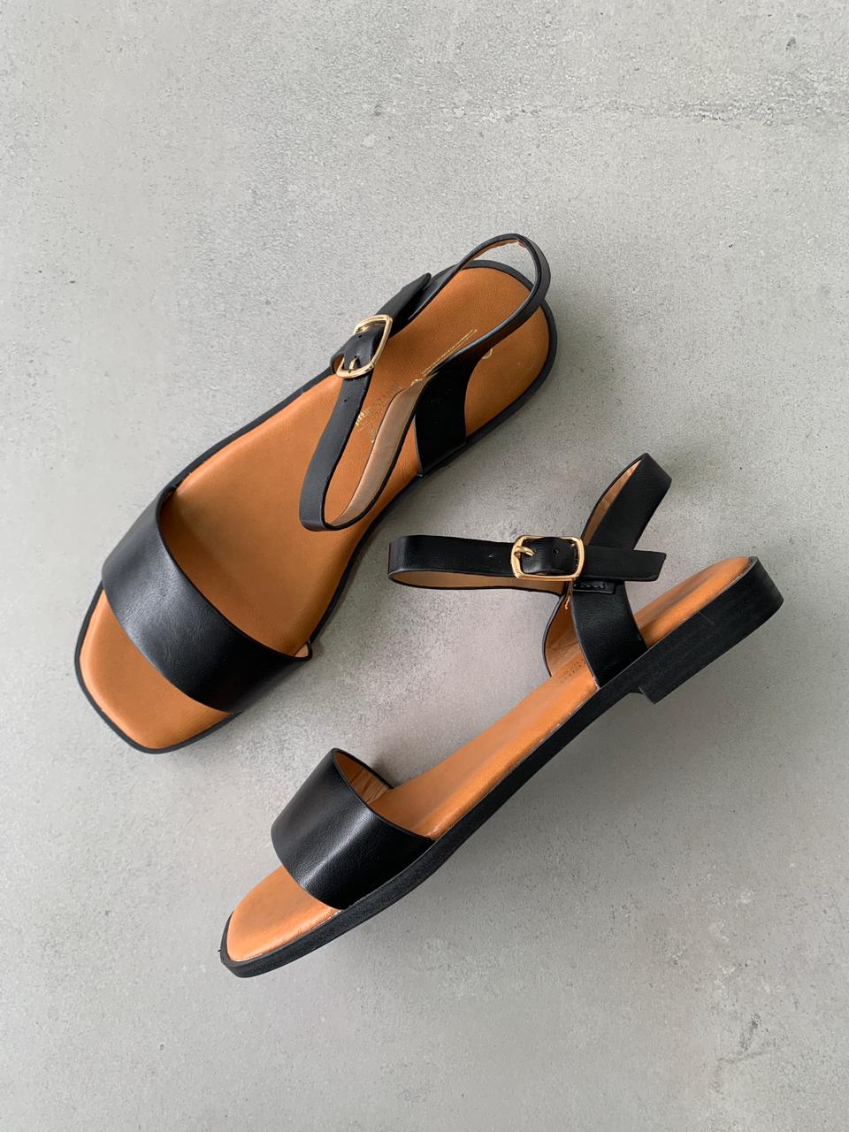 Sandalias Negras Con Hebilla Dorada 14410 Con Suela Baja Y Estilo Atemporal Para Uso Diario