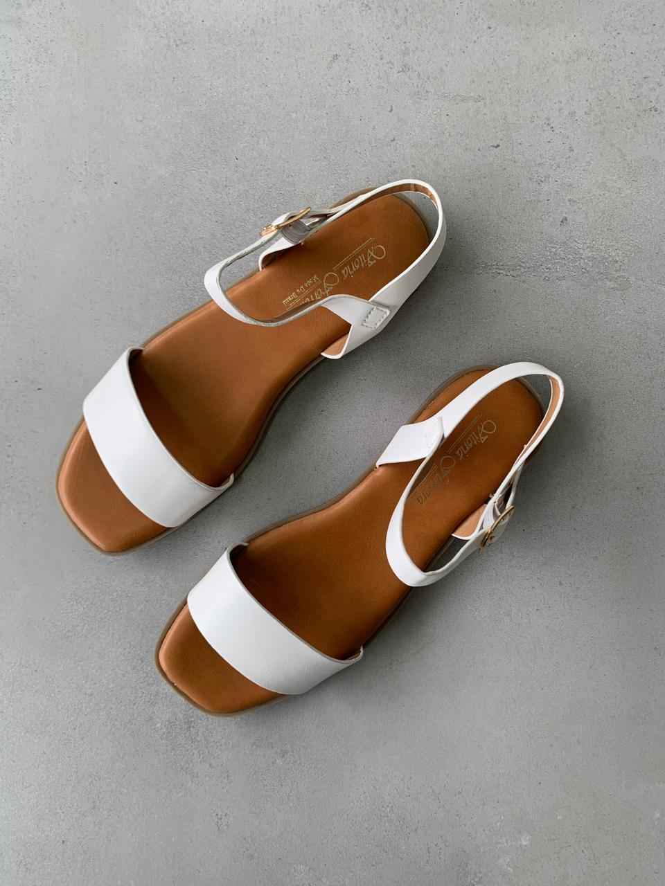 Sandalias Hebilla Dorada Natural 14412 Con Diseño Minimalista Y Suela Baja Para Comodidad Todo El Día