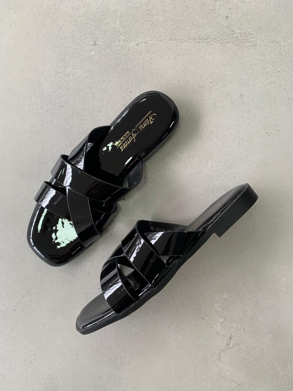 Sandalias Negras Charol Cruzadas 14413 Elegancia Atemporal Con Brillo Moderno Para Estilos Modernos