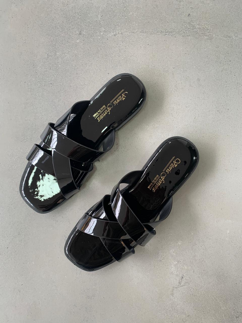 Sandalias Negras Charol Cruzadas 14413 Elegancia Atemporal Con Brillo Moderno Para Estilos Modernos