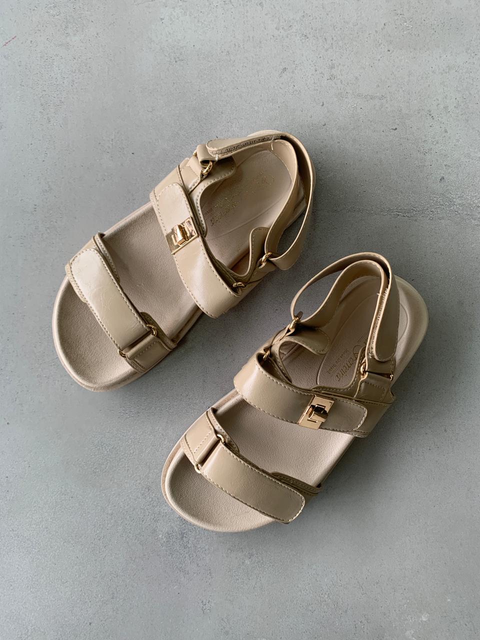 Sandalias Doble Correa Dorada 14416 Con Correas Ajustables Y Detalles Metálicos Dorados