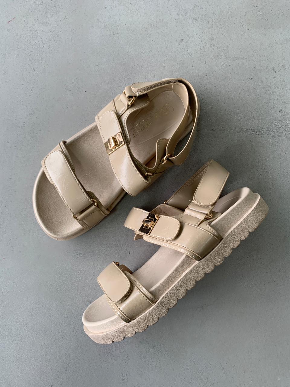 Sandalias Doble Correa Dorada 14416 Con Correas Ajustables Y Detalles Metálicos Dorados