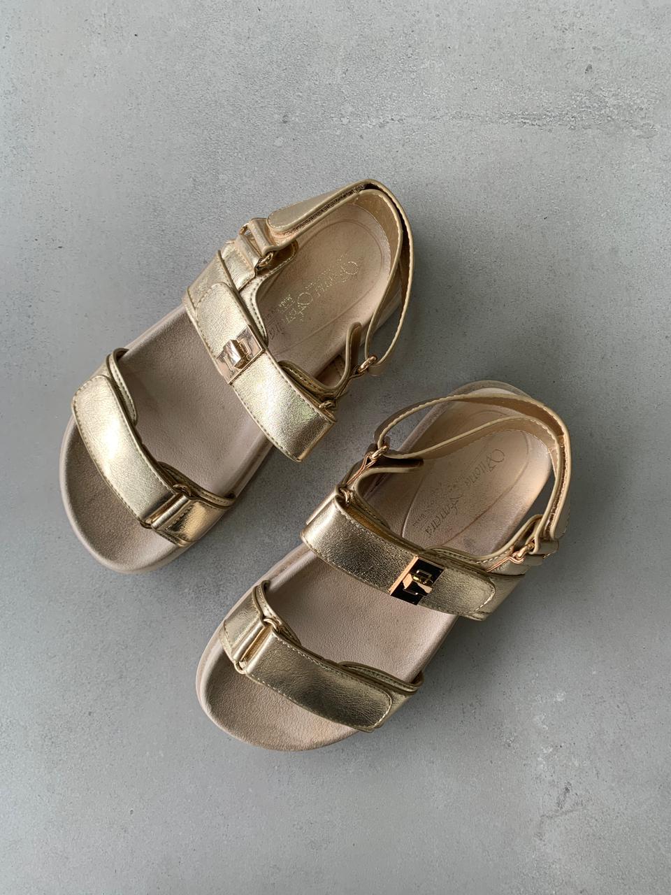 Sandalias Aura Dorada 14418 Con Hebilla Ajustable Suela Ergonómica Estilo Brillante Y Sofisticado