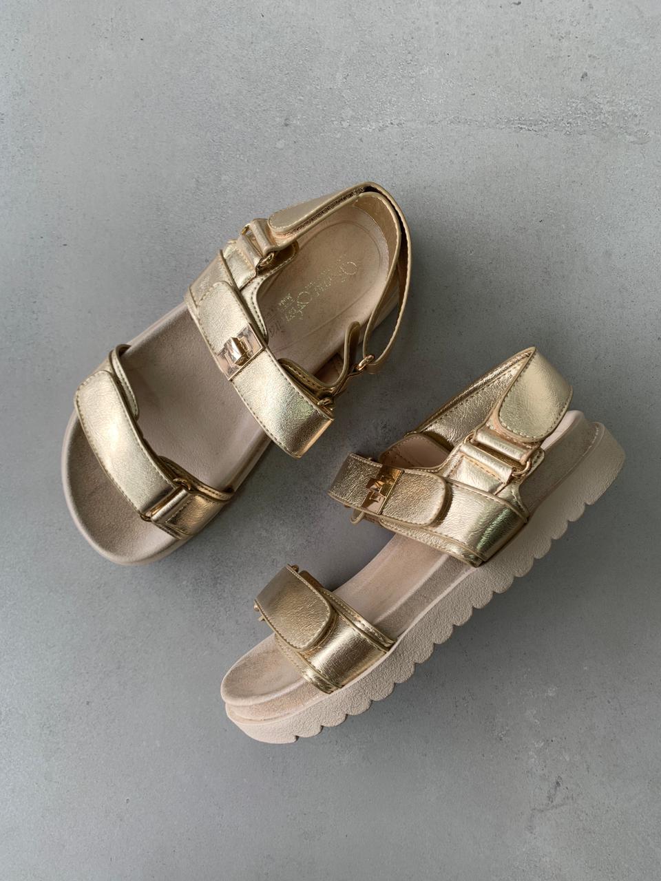 Sandalias Aura Dorada 14418 Con Hebilla Ajustable Suela Ergonómica Estilo Brillante Y Sofisticado