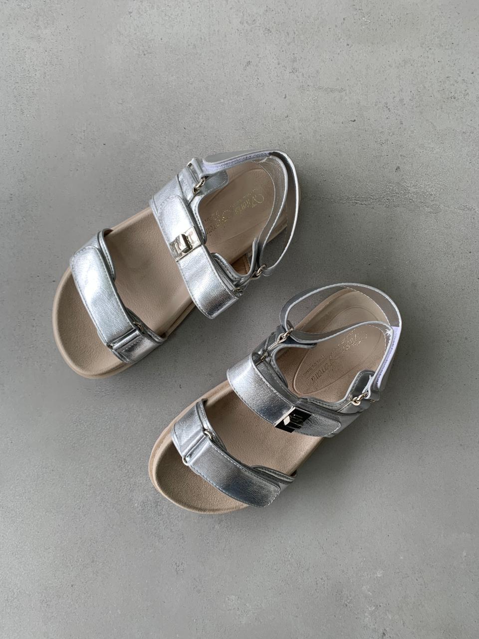 Sandalias Plateadas Con Hebilla 14419 Con Suela Ergonómica Texturizada Para Soporte Y Confort