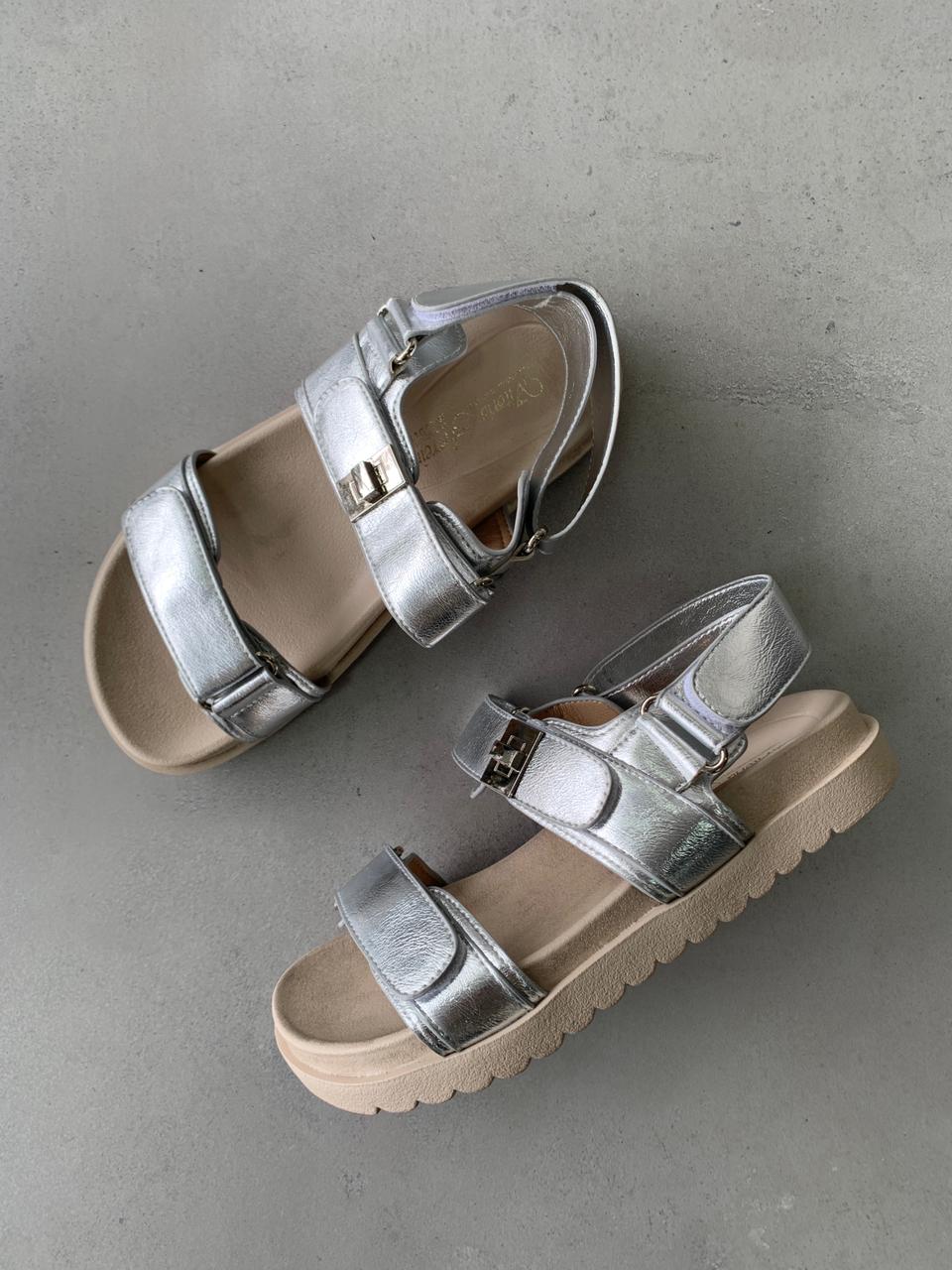 Sandalias Plateadas Con Hebilla 14419 Con Suela Ergonómica Texturizada Para Soporte Y Confort