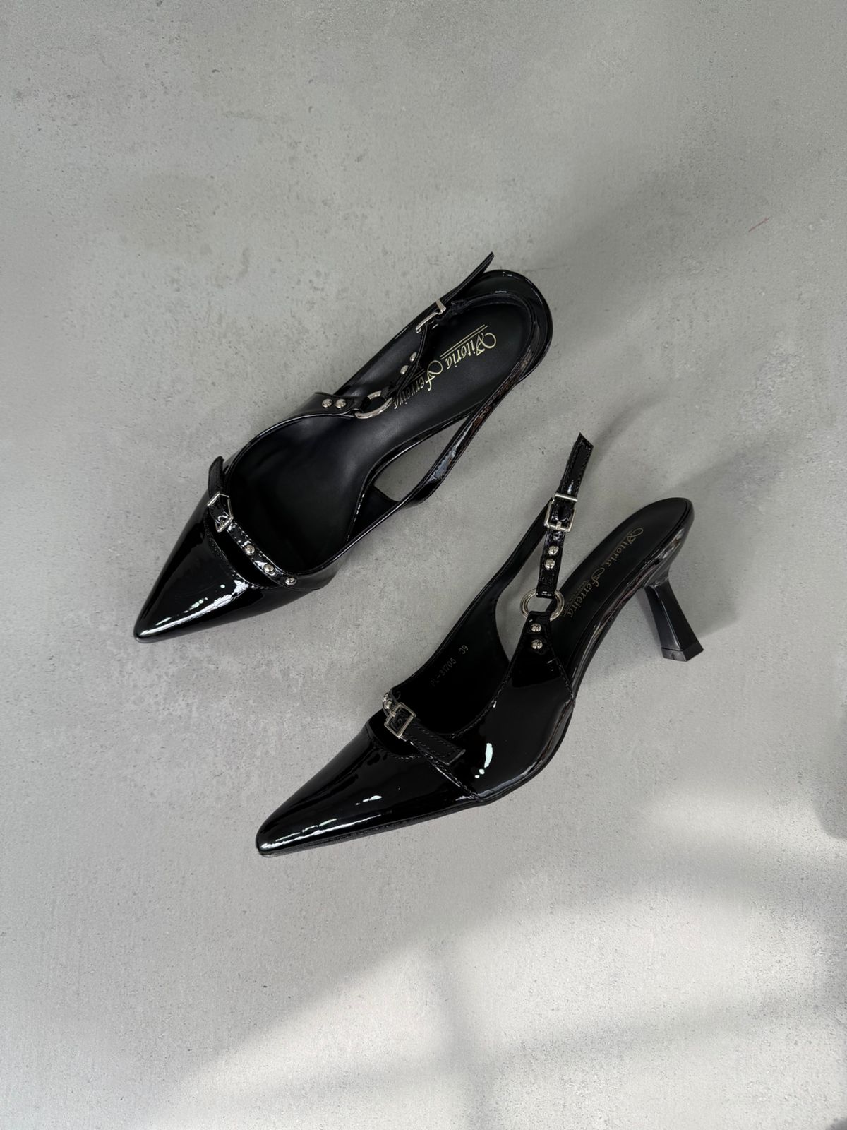 Tacones Elegancia Charol Negro 14427 Punta Fina Hebillas Doradas Y Correa Trasera Ajustable