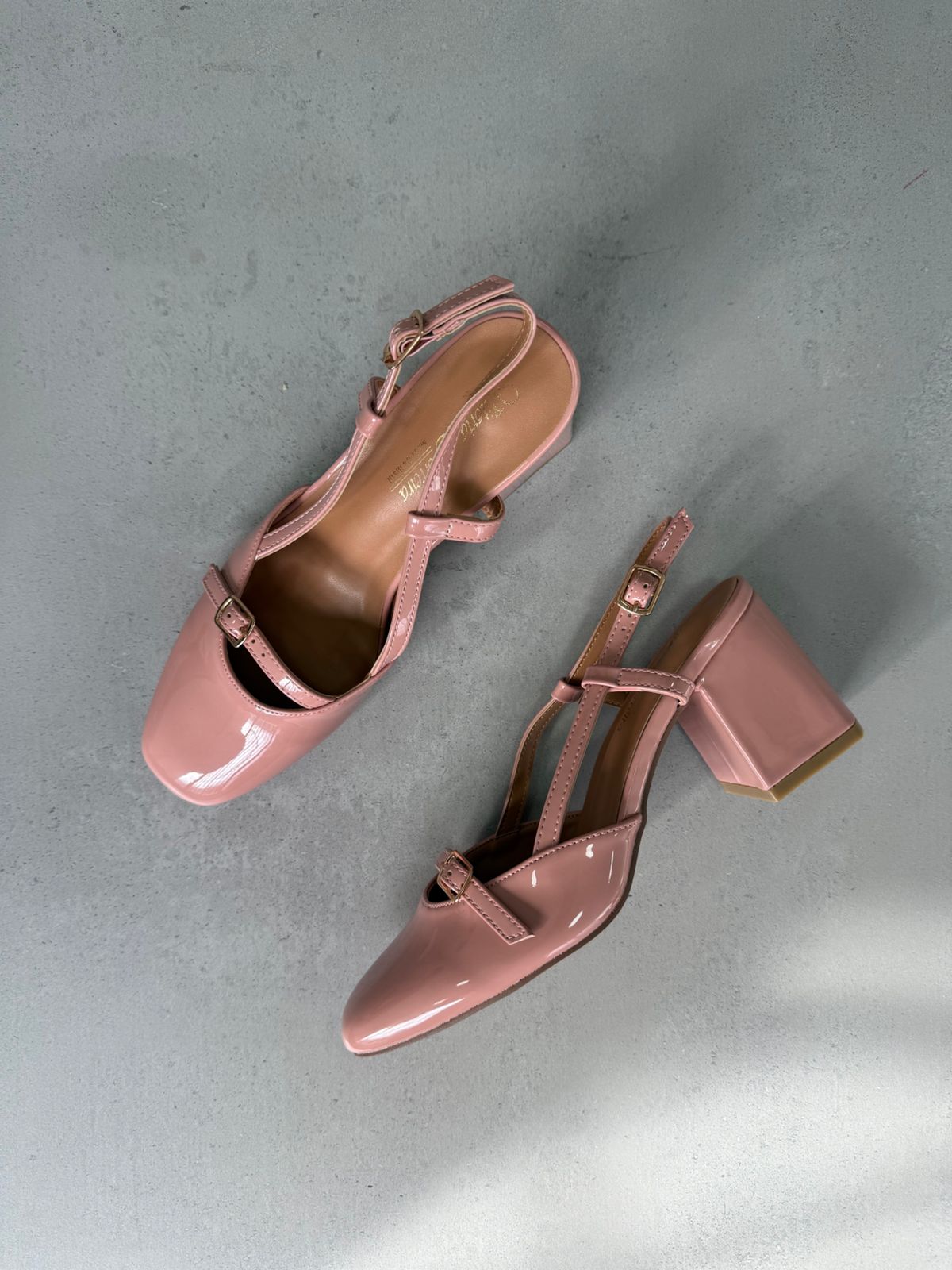 Zapatos De Tacón Correas Cruzadas 14430 Elegancia Femenina Con Charol Brillante