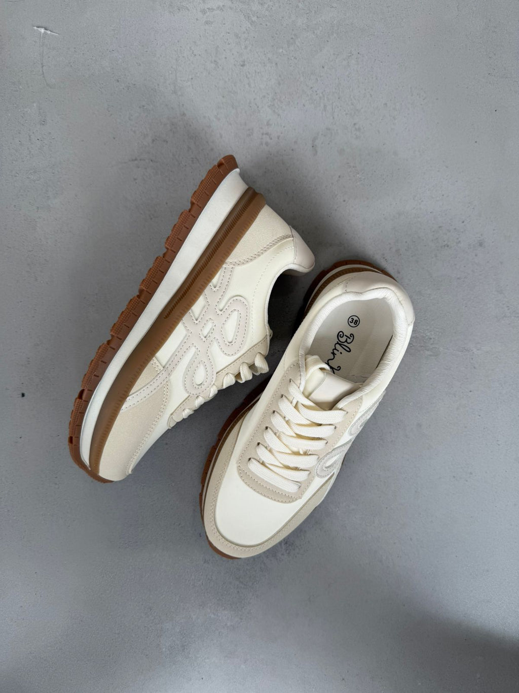 Zapatillas Beige Mix 14434 Con Comodidad Urbana Y Detalles En Textura Mixta Con Estilo Natural